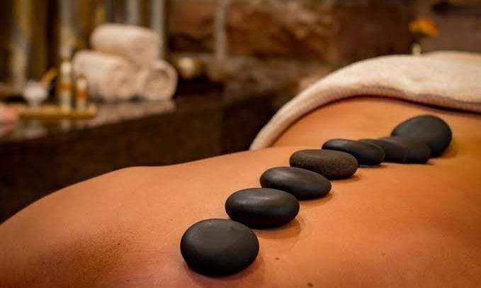 Massagem com pedras quentes, fotografia do site Universe Tântra